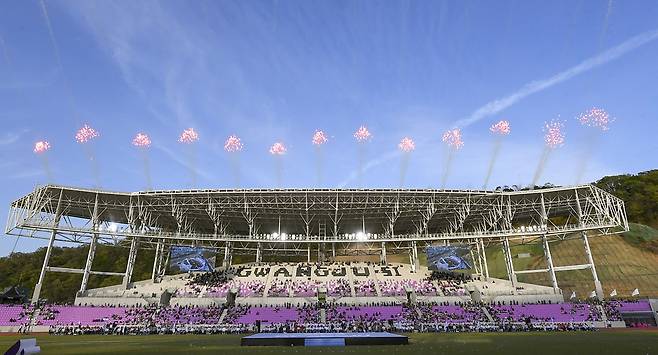 16일 광주 G-스타디움에서 열린 제72회 경기도체육대회 2026 광주 개회식에서 박범식 광주시체육회장의 개회 선언과 함꼐 화려한 폭죽이 터지고 있다. 김태완 기자 lift@kihoilbo.co.kr