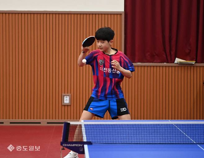 이준호(동산중 2)선수가 연습장에서 코치의 서브를 받아치고 있다. 금상진 기자