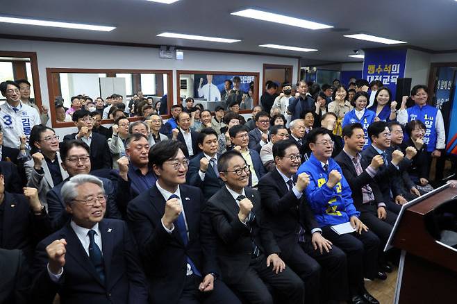 4월 11일 맹수석 대전교육감선거 예비후보자 선거사무소 개소식에 참석한 국회의원 등이 선거 기념촬영 포즈를 취하고 있다. (사진=맹수석 예비후보 선거캠프 제공)