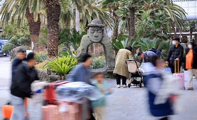 관광객으로 북적이는 제주공항. 연합뉴스