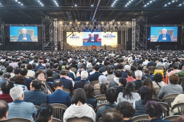 지난 5일 일산 킨텍스에서 열린 '2026 세계 기독교 부활절 연합예배'에 2만여 명이 참석했다. 부활절 메시지를 전한 박옥수 목사는 "예수님의 죽음과 부활을 믿음으로 받아들일 때, 죄 사함의 은혜와 함께 예수님의 능력이 나타나는 삶을 살 수 있다"고 말했다.&nbsp;기쁜소식강남교회 제공