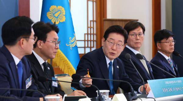 이재명 대통령, 규제합리화위원회 주재 (서울=연합뉴스) 김도훈 기자 = 이재명 대통령이 15일 청와대에서 열린 규제합리화위원회 제1차 전체회의에서 발언하고 있다. 왼쪽부터 박용진 부위원장, 김민석 국무총리, 이 대통령, 남궁범 부위원장, 이병태 부위원장. 2026.4.15 superdoo82@yna.co.kr (끝) <저작권자(c) 연합뉴스, 무단 전재-재배포, AI 학습 및 활용 금지>