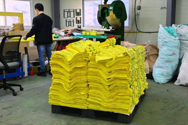 최근 국제정세 등의 영향으로 종량제봉투 구매 수요가 일시적으로 증가함에 따라, 속초시가 대책마련에 나서고 있다. 사진은 종량제봉투 제조업체 모습