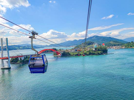 사천바다케이블카에서 바라보면 삼천포대교와 초양도가 그림처럼 펼쳐져 있다.