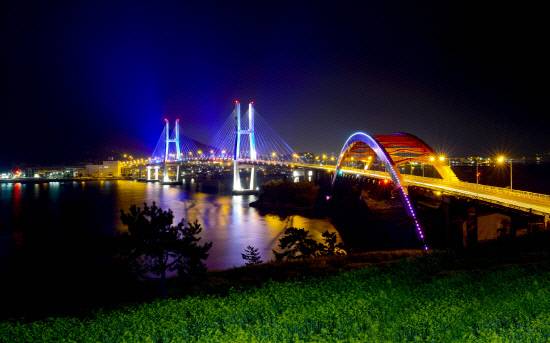 삼천포대교의 야경.