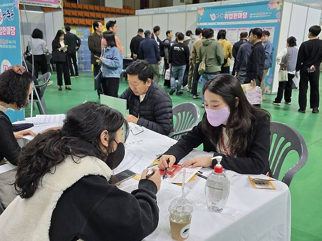 경북도가 지난해 3월 개최된 춘하추동박람회에서 일자리편의점 구직자를 모집하고 있다. /경북도 제공