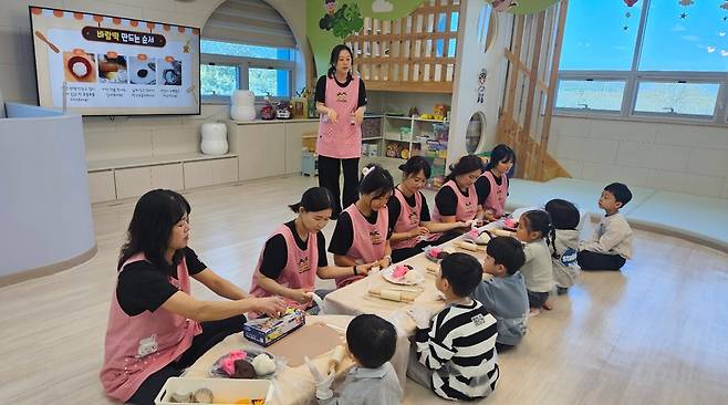 경북소방본부 ‘119아이행복돌봄터’에서 돌봄교사들이 아이들과 체험 프로그램을 진행하고 있다. /경북소방본부 제공