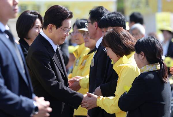 이재명 대통령이 16일 경기도 안산 화랑유원지에서 열린 세월호 참사 12주기 기억식에서 참석자들과 인사하고 있다. 연합뉴스