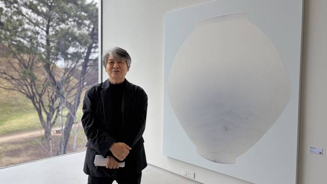 경주 오아르미술관에서 열리고 있는 '쉼표: 비우고, 머무르고, 채우는' 최영욱 작가 개인전에서 포즈를 취한 작가 모습. 김은영 기자 key66@