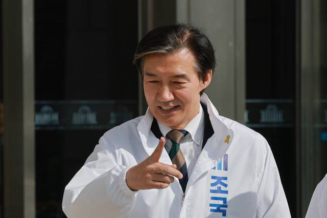 조국혁신당 조국 대표가 16일 국회 본청 앞 정치개혁 촉구 천막농성장에서 열린 최고위원회의에 참석하고 있다. 연합뉴스