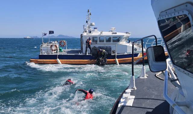 통영시 한산면 비진도 인근 해상에서 수중레저활동을 하던 50대 남성이 의식불명 상태로 발견돼 병원으로 옮겨졌지만 숨졌다. 통영해양경찰서 제공