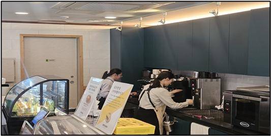 ▲ 경북교육청 본청 내 '에듀카페' 역시 장애인과 비장애인이 함께 근무하는 협업 환경을 조성해 안정적인 근무 여건을 제공하고 있다.