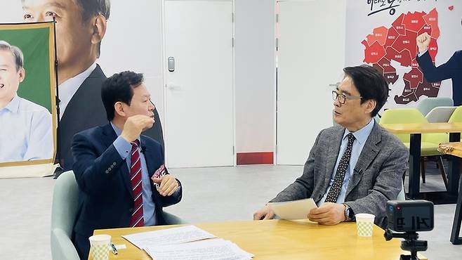 ▲ 경상북도교육감 선거에 출사표를 던진 김상동 예비후보(왼쪽)가 경북일보TV '만나GO'에 출연하고 있다. 황재승 기자