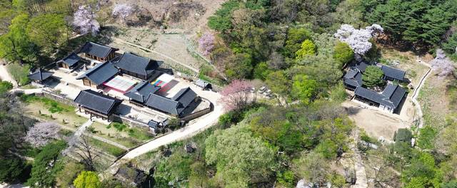 안동 봉정사 영산암은 유네스코 세계유산에 등재된 봉정사의 부속 암자다. 봉정사는 우리나라 목조건물 중 가장 오래된 극락전(국보)과 조선 전기 건축양식의 특징을 보여주는 대웅전(국보)이 유명하지만 경북민속문화재로 등재된 '봉정사 영산암'을 빼놓고 말할 수 없다. 하늘에서 바라본 봉정사(사진 왼쪽)와 영산암 모습. 김진홍 기자 solmin@idaegu.com