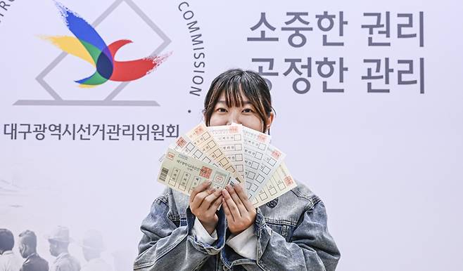 16일 대구 서구 대구시선거관리위원회에서 관계자가 대구시장·교육감·구청장·군수·광역의원·기초의원·비례대표 의원을 선출하는 7장의 모의 투표용지를 들어 보이고 있다. 이현덕기자 lhd@yeongnam.com