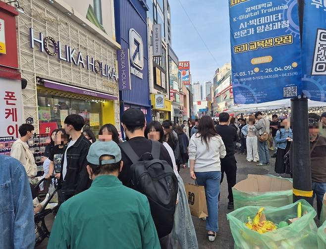 지방선거가 40여일 앞으로 다가온 가운데, 대구의 최대 번화가인 동성로를 걷고 있는 시민들. 시민들 상당수는 단체장 관사에 대해 부정적인 시각을 나타냈다. 노진실 기자
