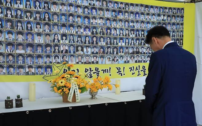 15일 제주 세월호추모관을 방문한 문대림 후보 / 사진=문대림 캠프