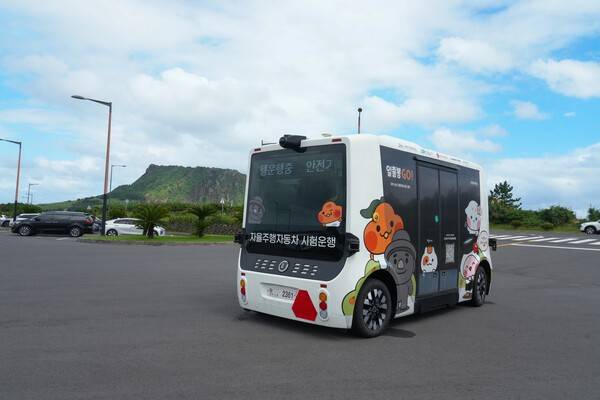 제주특별자치도가 운영하는 자율주행 순환 셔틀 '일출봉 GO'를 이용하면 휘닉스 아일랜드에서 성산일출봉 입구까지 별도의 환승 없이 한 번에 이동할 수 있다. [출처=휘닉스 호텔앤드리조트]