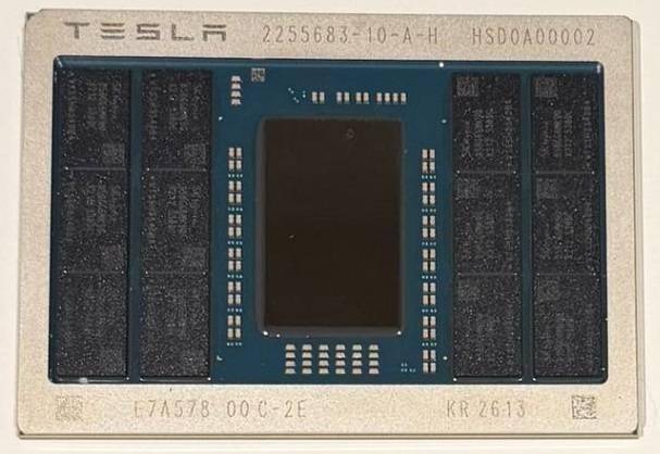 일론 머스크 테슬라 CEO가 15일(현지시간) 자신의 'X'에 공개한 AI5 칩 시제품 [사진=일론 머스크 'X' 캡처]