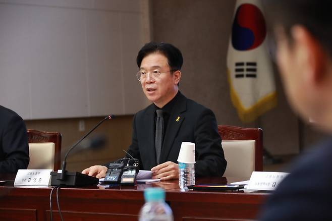 김영훈 노동부 장관이 16일 노동안전관계 장관회의에서 발언하고 있다./ 노동부 제공