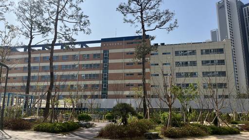 '철산자이 브리에르' 단지 안에서 건너편의 도덕초등학교가 보인다./성채리 인턴기자