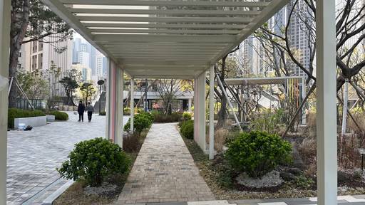 '철산자이 브리에르' 단지 내 산책로./성채리 인턴기자