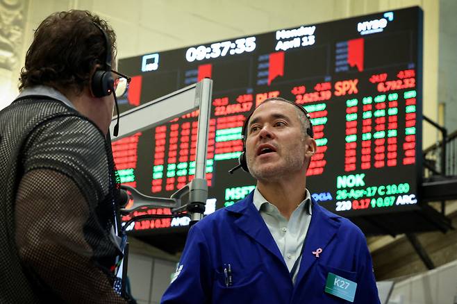 뉴욕증권거래소에서 13일(현지시간) 트레이더가 대화하고 있다. 뉴욕/로이터연합뉴스