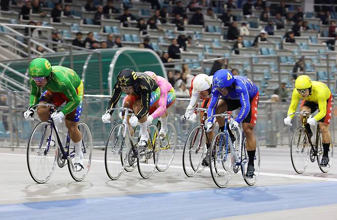 광명스피돔에서 열린 특선급 경주에서 정종진(6번 녹색)과 임채빈(2번 검정색)이 경합을 벌이고 있다. /경륜경정총괄본부 제공