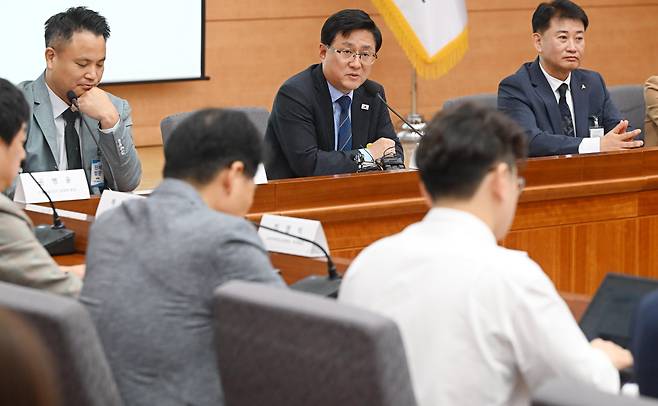 김성환 기후에너지환경부 장관이 16일 서울 종로구 정부서울청사에서 열린 '공동주택 내 전기차 충전시설 설치·운영체계 개선을 위한 간담회'에서 충전요금 개편안에 대해 말하고 있다.