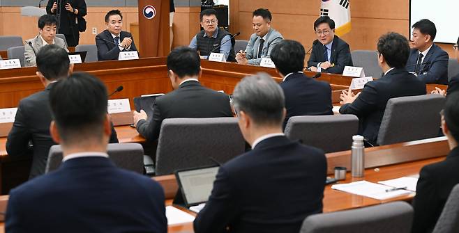 김성환 기후에너지환경부 장관이 16일 서울 종로구 정부서울청사에서 열린 '공동주택 내 전기차 충전시설 설치·운영체계 개선을 위한 간담회'에서 충전요금 개편안에 대해 말하고 있다.