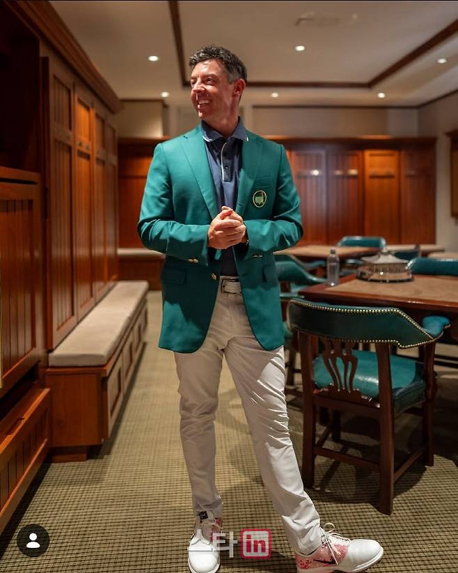 로리 매킬로이가 2025년 마스터스를 제패한 뒤 자신의 챔피언스 라커 앞에서 환하게 웃고 있다.(사진=로리 매킬로이 인스타그램)