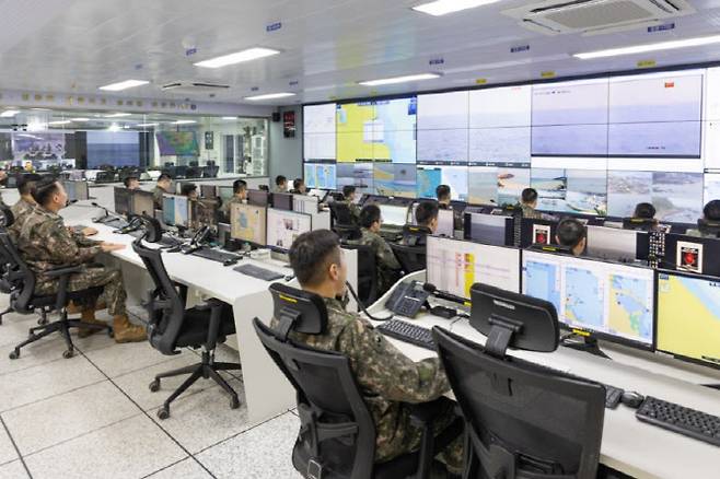 육군 제23경비여단 1해안경비대대 장병들이 통합 감시상황실에서 해안경계작전 훈련을 하고 있다. (사진=육군)