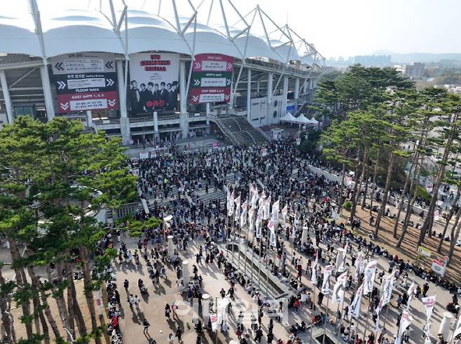 관람객들이 고양종합운동장으로 입장하고 있다.(사진=고양특례시)