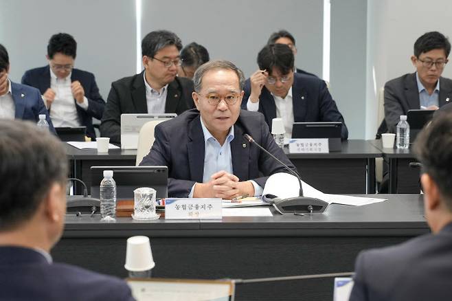 NH농협금융지주 이찬우 회장이 지난 15일 서울 서대문 NH농협타워에서 제2차 생산적금융 특별위원회 회의를 주재하고 있다. 사진=농협금융 제공