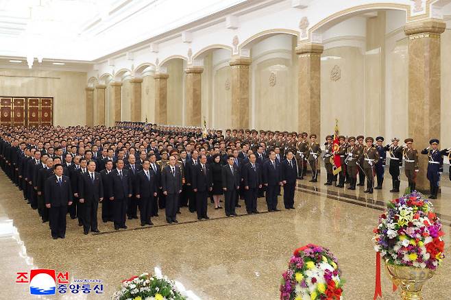 북한 김일성 주석의 생일(태양절·4월 15일)을 맞아 북한 당과 정부의 간부들이 15일 금수산태양궁전을 참배했다고 조선중앙통신이 16일 보도했다. [조선중앙통신=연합뉴스 제공]