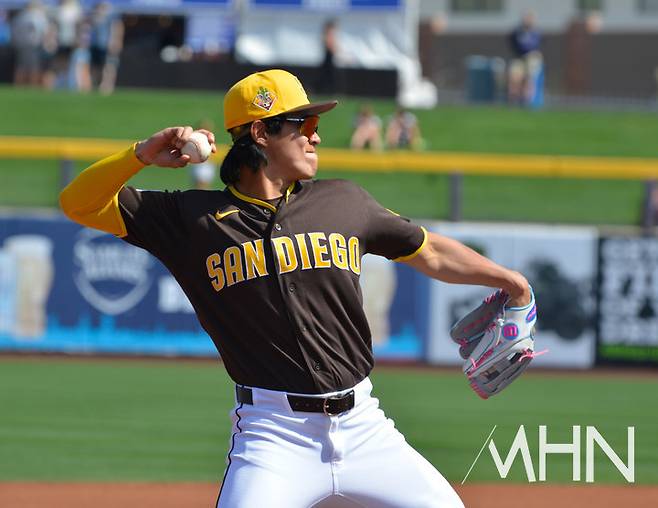 (송성문이 메이저리그 스프링캠프 경기에서 3루 수비를 하고 있다)