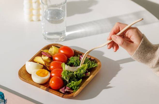 한국인이 가장 많이 한다는 '저탄고지' 다이어트. 하지만 거기엔 의학적 진실에 반하는 속임수가 숨어 있다는데... 사진=클립아트코리아
