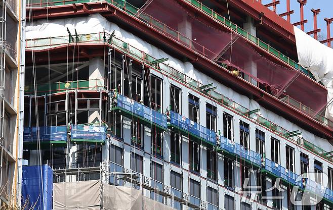 중동 사태 장기화로 나프타 수급 불안이 이어지면서 건설 자재 단가 인상과 공급 차질 우려가 커지고 있다. 건설업계에 따르면 최근 자재 협력사들은 건설사에 페인트, PVC, 단열재, 방수재 등 마감 자재 가격 인상과 납품 지연 가능성을 잇달아 통보하고 있다. 이에 정부는 이날 김민석 총리 주재로 건설·금융업계, 중동상황 대응 합동 간담회를 갖고 대응책을 논의했다. 사진은 8일 서울 시내 한 아파트 공사장의 모습. 2026.4.8 ⓒ 뉴스1 최지환 기자