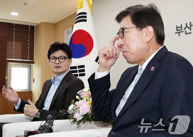 국민의힘 당권주자인 한동훈 전 비상대책위원장이 28일 오후 부산시청 의전실을 찾아 박형준 부산시장과 면담하고 있다. 2024.6.28 ⓒ 뉴스1 윤일지 기자
