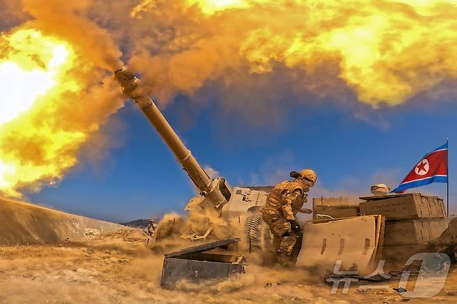 (평양 노동신문=뉴스1) = 북한 노동당 기관지 노동신문은 16일 "김정은 동지께서 4월 15일 태양절에 즈음하여 조직한 조선인민군 서부지구 대연합부대 관하 포병구분대들 사이의 포사격경기를 참관했다＂고 보도했다. [국내에서만 사용가능. 재배포 금지. DB 금지. For Use Only in the Republic of Korea. Redistribution Prohibited] rodongphoto@news1.kr