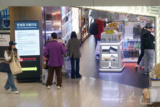 여행객들이 인천국제공항 1터미널 면세구역을 지나가고 있다. 2026.3.23 ⓒ 뉴스1 안은나 기자