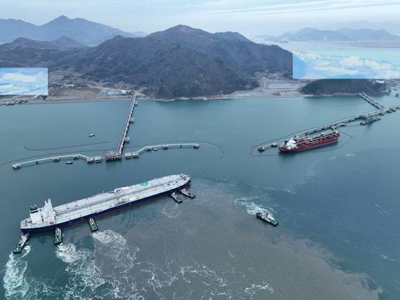 한국석유공사 여수비축기지에 아랍에미리트(UAE) 아부다비 국영석유사(ADNOC)의 원유 200만배럴이 입고되고 있다.(한국석유공사 제공)/뉴스1