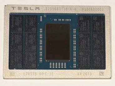일론 머스크 테슬라 최고경영자(CEO)가 15일(현지시간) 엑스(X)를 통해 새로운 인공지능(AI) 칩 'AI5' 설계를 완료했다며 공개한 칩 사진. (사진=머스크 엑스 갈무리)
