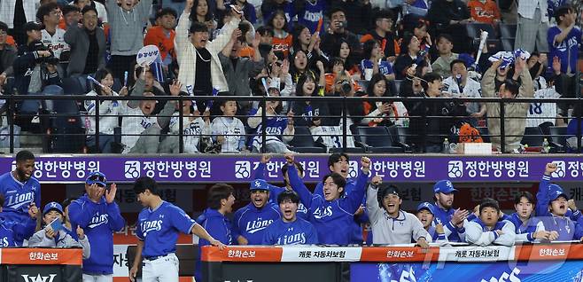 14일 대전 한화생명볼파크에서 열린 2026 신한 SOL KBO리그 삼성 라이온즈와 한화 이글스의 경기에서 9회초 한화 김서현의 볼넷으로 역전한 삼성 더드아웃 선수들이 환호하고 있다. 2026.4.14 ⓒ 뉴스1 김기남 기자