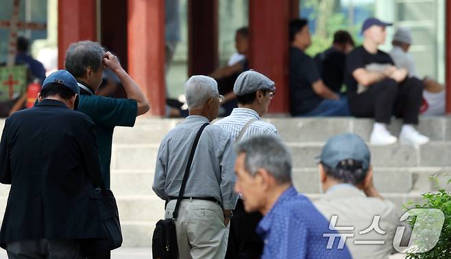 서울의 한 공원에서 노인들이 이동하고 있다. 2024.9.26 ⓒ 뉴스1 김명섭 기자