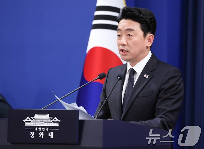 강훈식 대통령 비서실장이 15일 청와대 춘추관에서 전략경제협력 대통령특사 활동 결과 관련 브리핑을 하고 있다. 2026.4.15 ⓒ 뉴스1 허경 기자