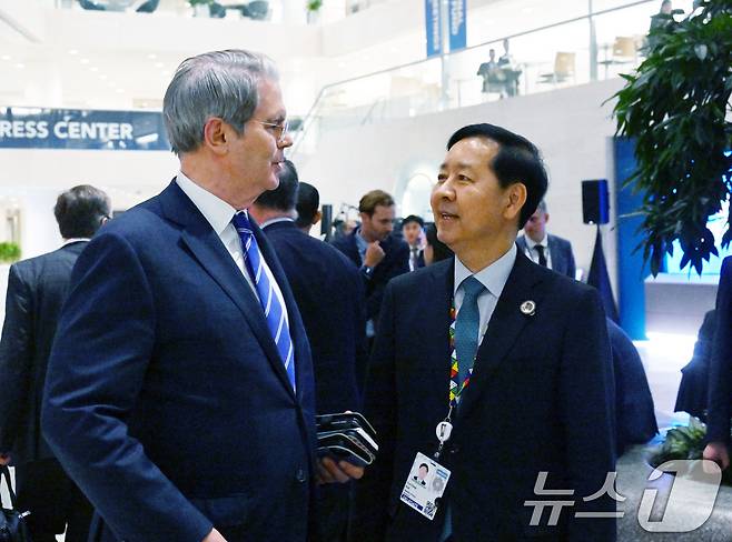 지난해 10월 미국 워싱턴D.C 국제통화기금(IMF)에서 열린 주요 20개국(G20) 재무장관회의에서 구윤철 부총리 겸 재정경제부 장관과 스콧 베센트 미국 재무장관이 대화하고 있다. (기재부 제공. 재판매 및 DB 금지) 2025.10.17 ⓒ 뉴스1