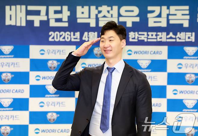 프로배구 남자부 우리카드의 박철우 신임감독이 16일 서울 중구 프레스센터에서 열린 '우리카드 배구단 박철우 감독 취임 기자회견'에서 포즈를 취하고 있다.  2026.4.16 ⓒ 뉴스1 이호윤 기자