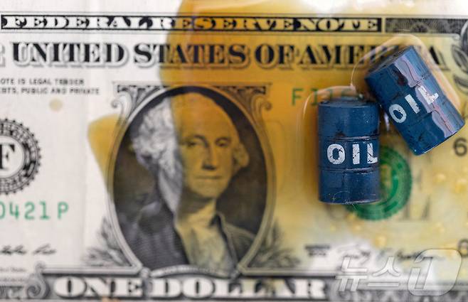 미국 달러 지폐와 석유 및 석유 드럼통 모형 일러스트. 2023.06.06 ⓒ 로이터=뉴스1