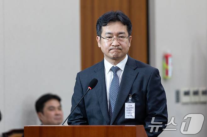 16일 서울 여의도 국회에서 열린 윤석열 정권 정치검찰 조작기소 의혹 사건 진상규명 국정조사특별위원회 대장동·김용 전 민주연구원 부원장·위례신도시 조작기소 의혹 사건 청문회에 증인으로 출석한 정일권 당시 중앙지검 부장검사가 의원 질의를 듣고 있다. 2026.4.16 ⓒ 뉴스1 이승배 기자